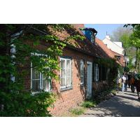 85_3053 Altes Backsteinhaus und Fussgänger Hamburg Oevelgoenne. | 